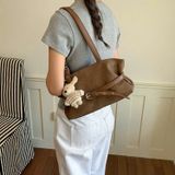  Túi xách đeo vai dây khoá gài kèm charm gấu 