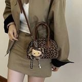  Túi da lộn charm Kitty - dáng trống nữ 