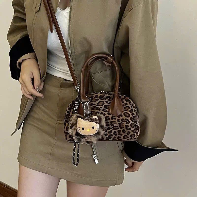  Túi da lộn charm Kitty - dáng trống nữ 