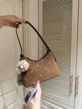  Túi xách nữ form mềm da lộn họa tiết chấm bi kèm charm bông 