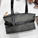  Túi xách đeo vai dây khoá gài kèm charm gấu 