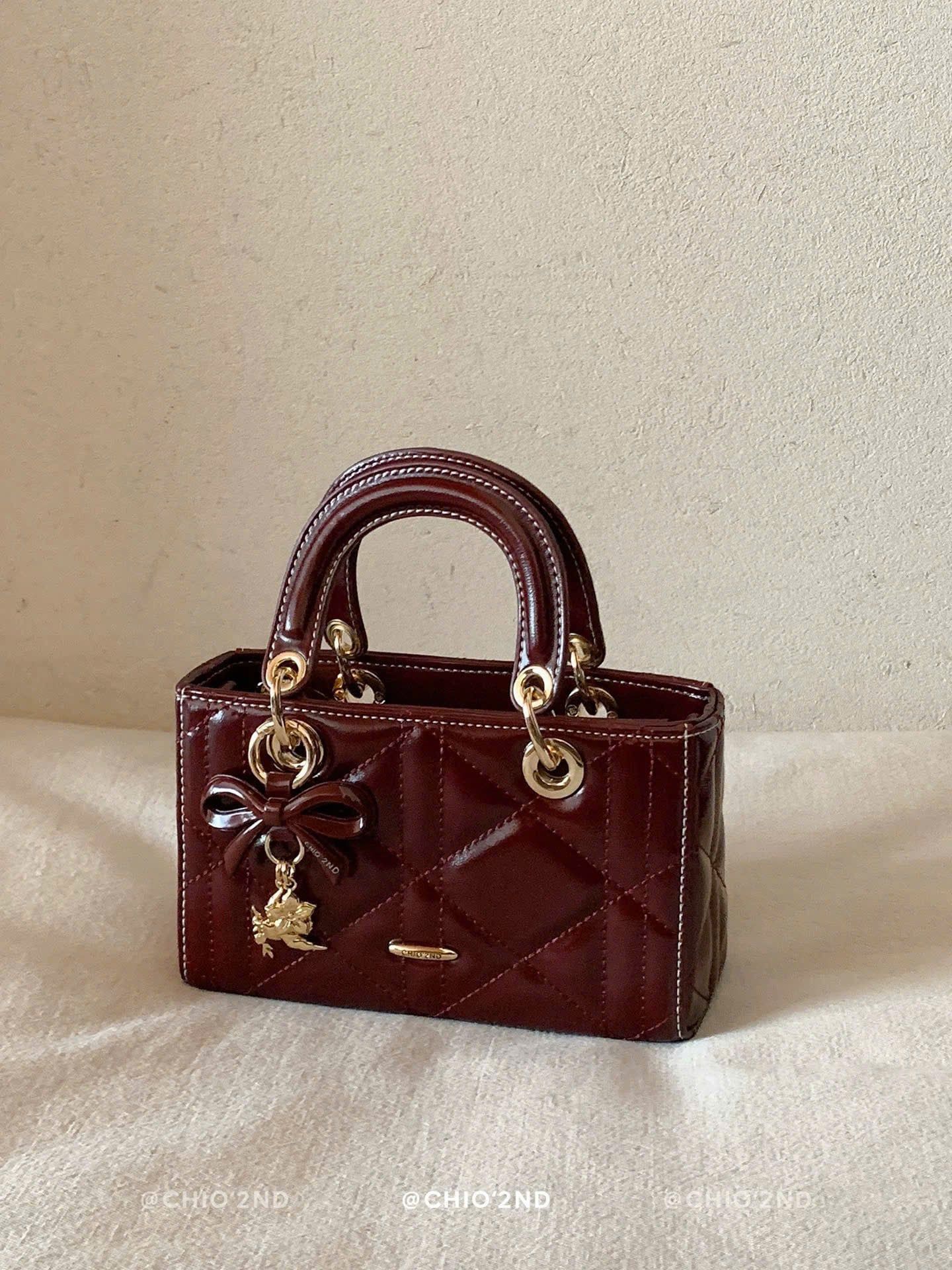 Túi xách nữ chio2nd chất liệu da ô kẻ vuông kèm charm 