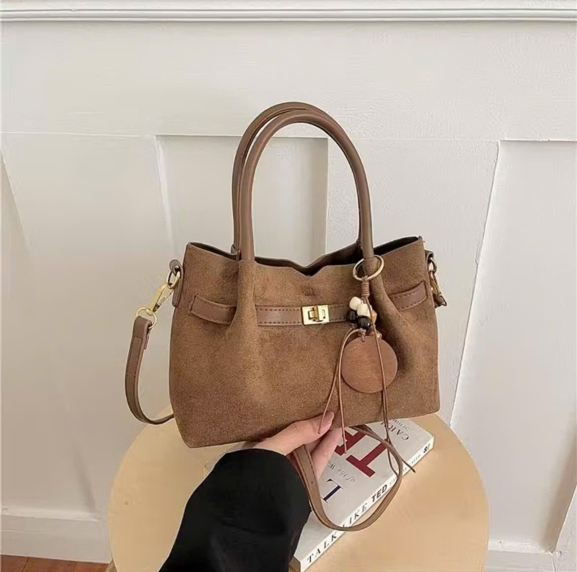  Túi xách nữ da lộn dáng công sở phong cách Hàn Quốc kèm charm gỗ vintage 