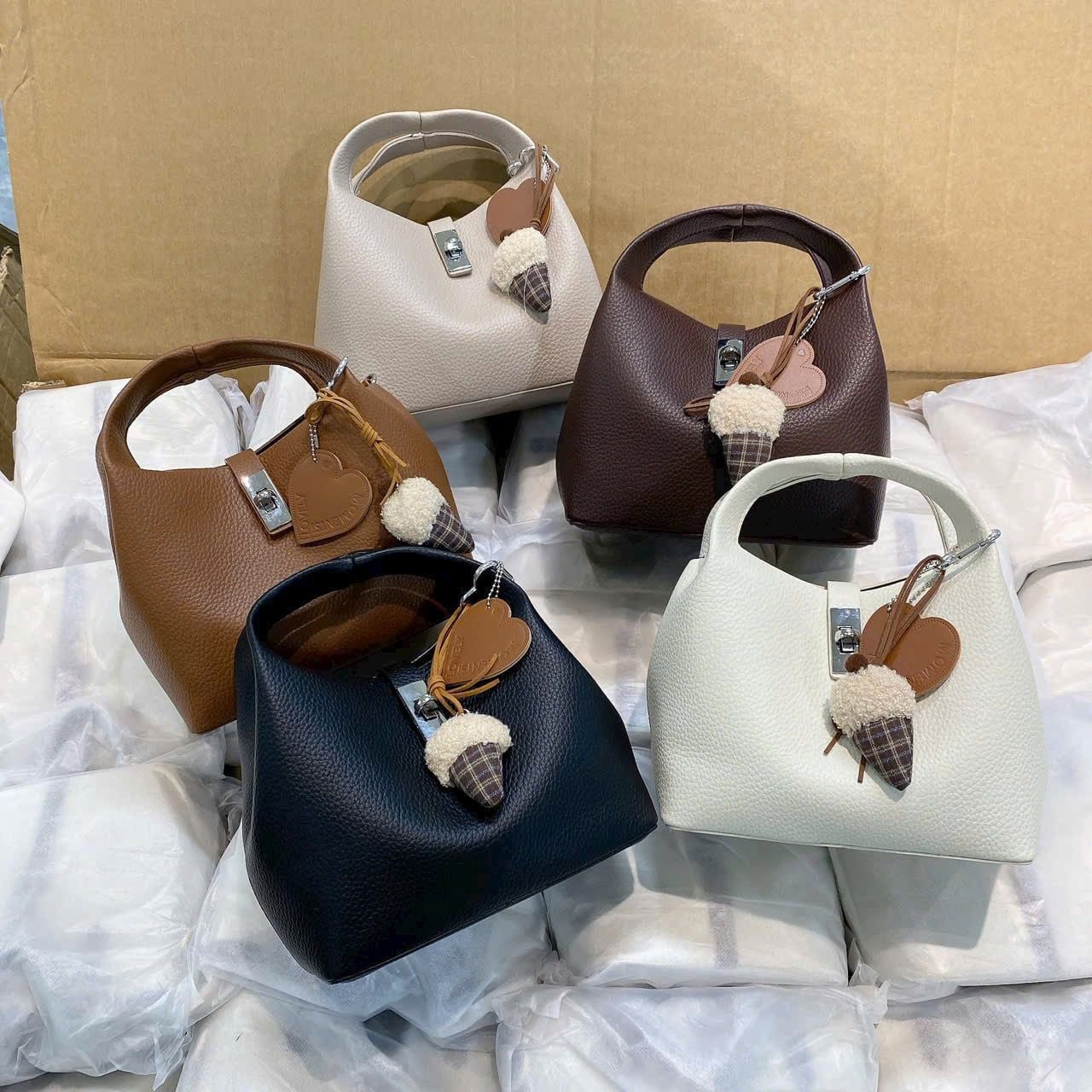  Túi xách bucket charm que kem nữ 