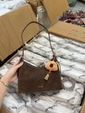  Túi xách nữ form mềm da lộn họa tiết chấm bi kèm charm bông 