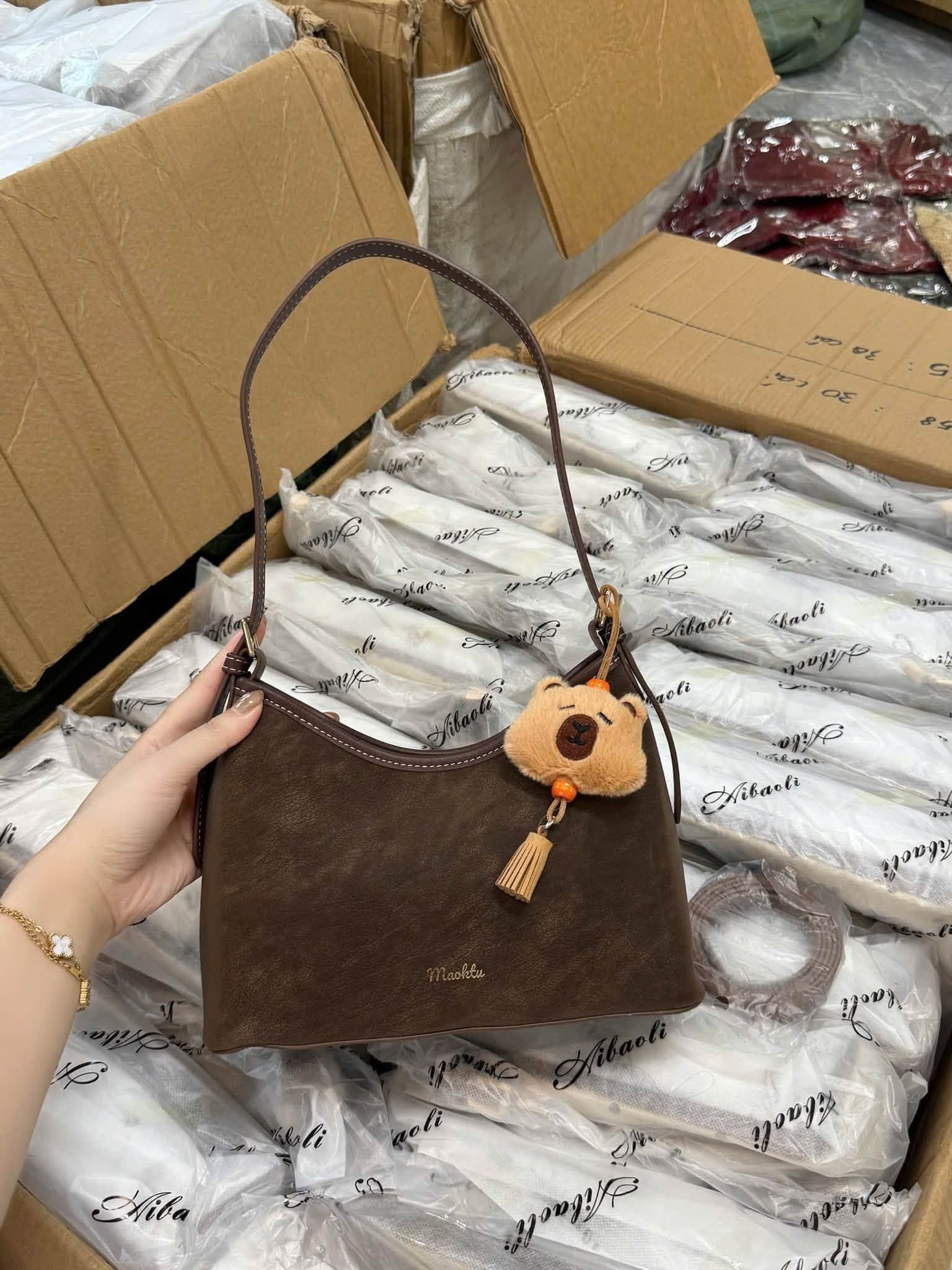  Túi xách nữ form mềm da lộn họa tiết chấm bi kèm charm bông 