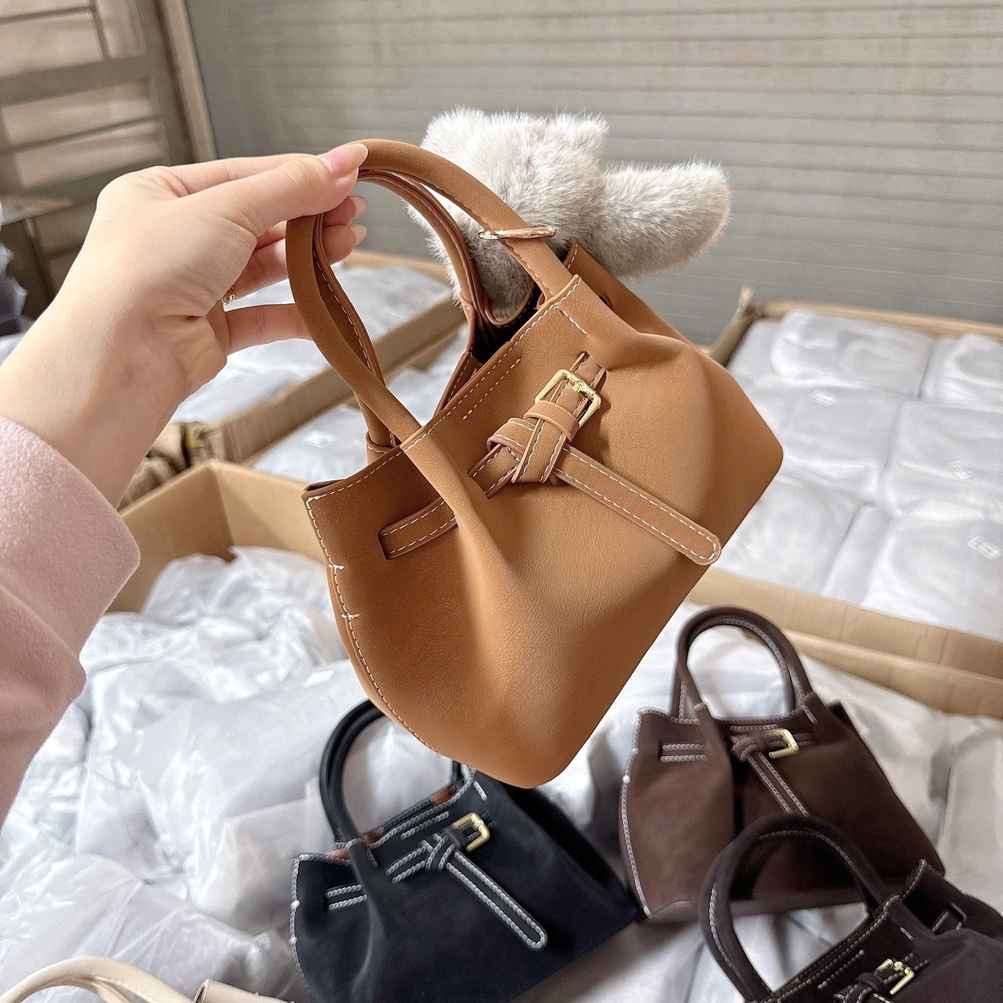  Túi xách nữ bucket da lộn đeo chéo tặng charm Thỏ 
