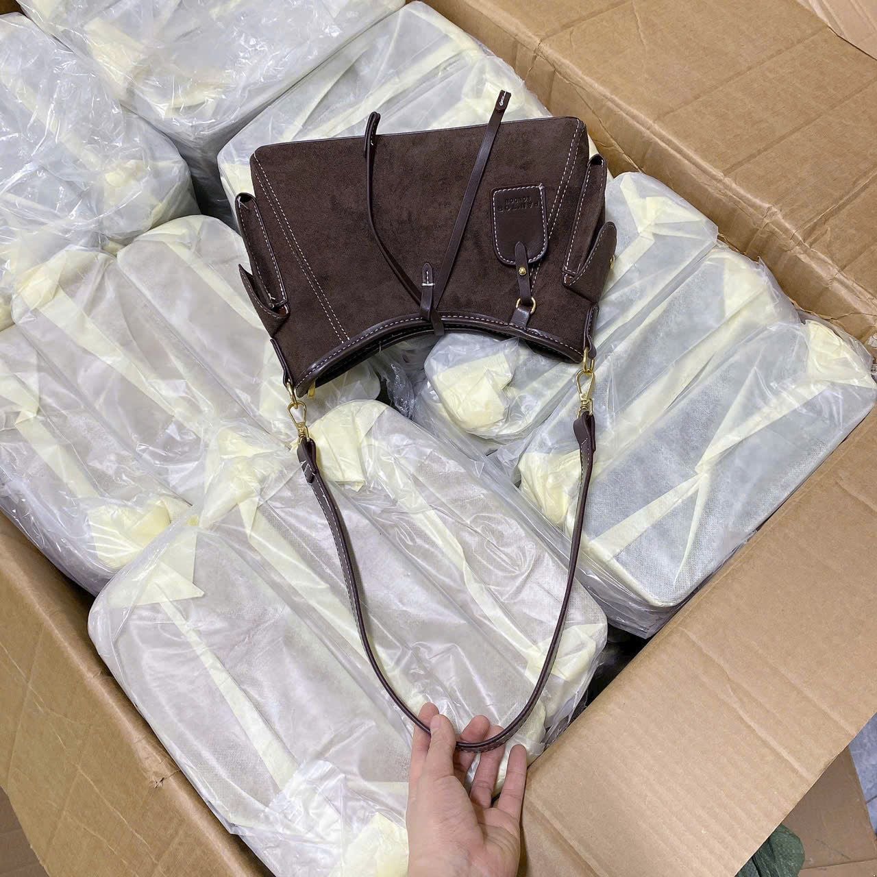  Túi xách nữ tote bản to da lộn đeo chéo tặng charm thỏ 