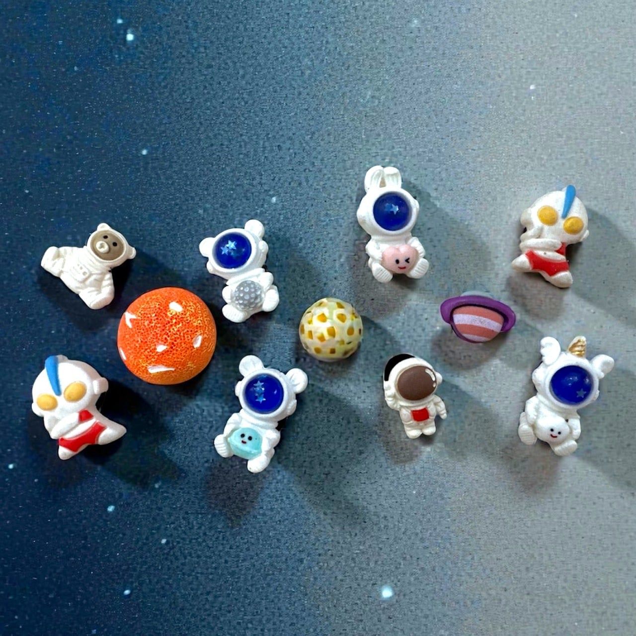  Jibbitz charms sticker 3D nhựa cứng phi hành gia, vũ trụ gắn trang trí dép sục cross 