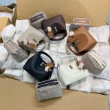  Túi xách bucket charm que kem nữ 