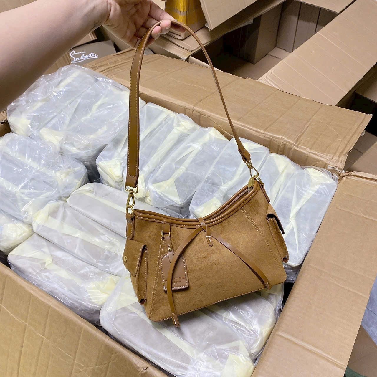  Túi xách nữ tote bản to da lộn đeo chéo tặng charm thỏ 