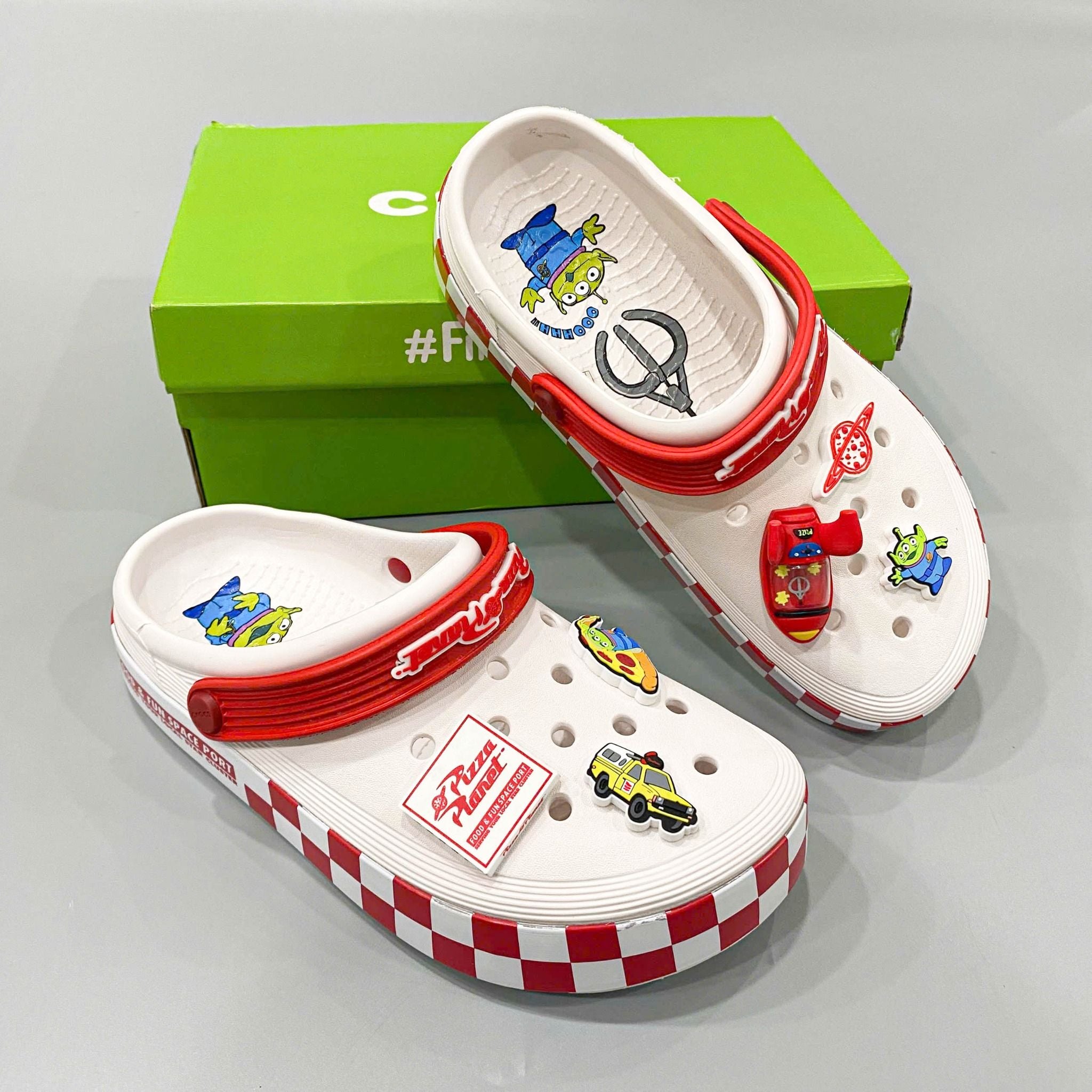  Dép sục Dinas Off Court Toy Story Pizza Planet nam nữ 