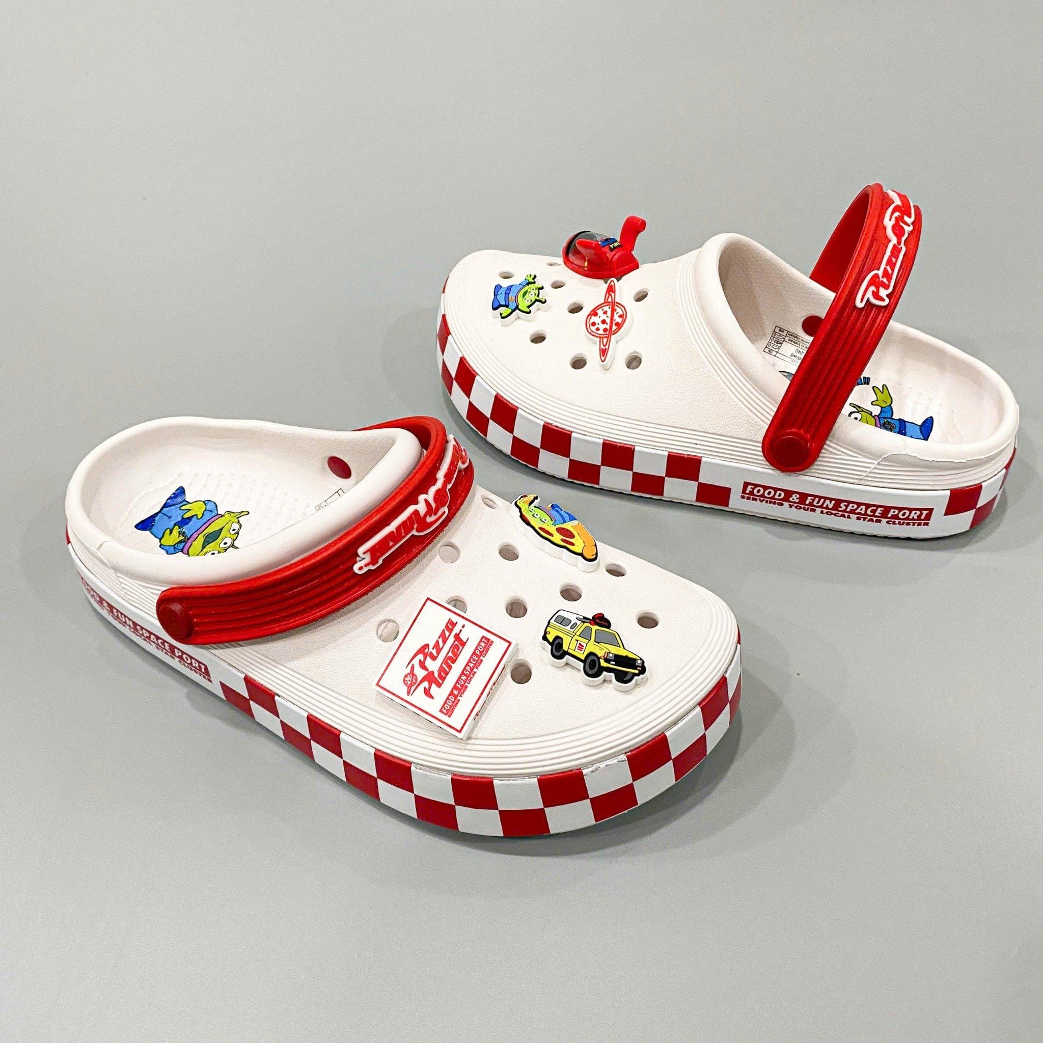  Dép sục Dinas Off Court Toy Story Pizza Planet nam nữ 