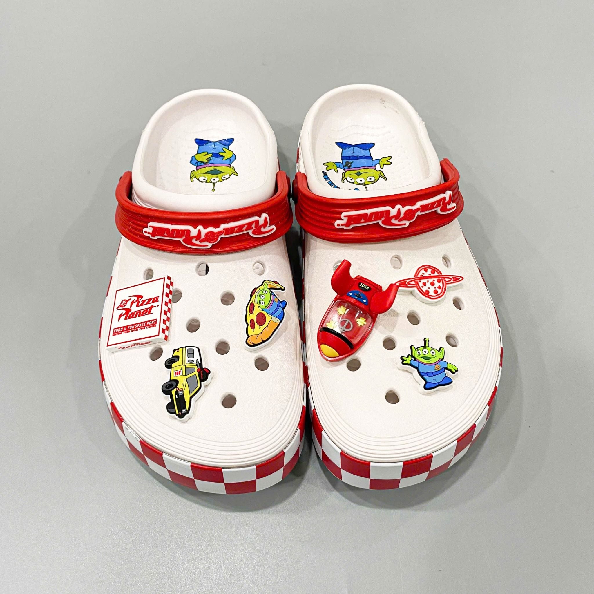  Dép sục Dinas Off Court Toy Story Pizza Planet nam nữ 