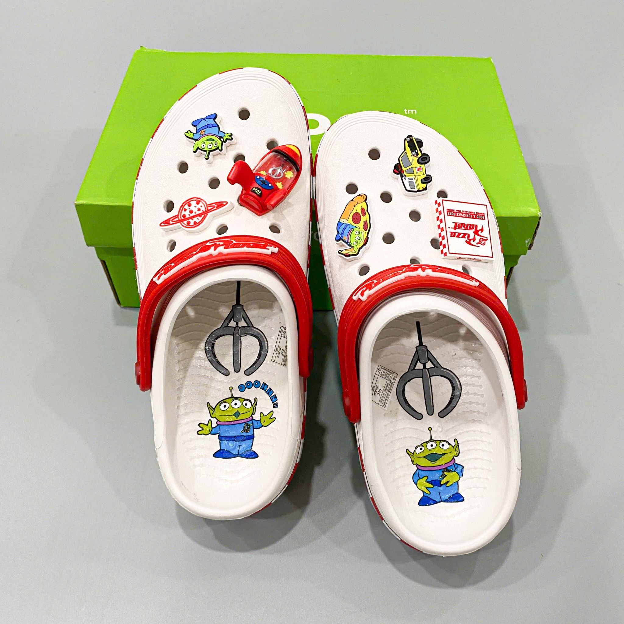  Dép sục Dinas Off Court Toy Story Pizza Planet nam nữ 