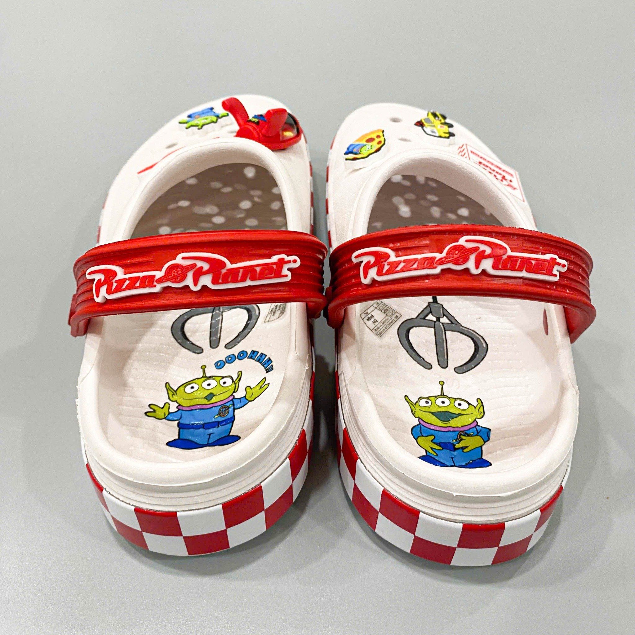  Dép sục Dinas Off Court Toy Story Pizza Planet nam nữ 
