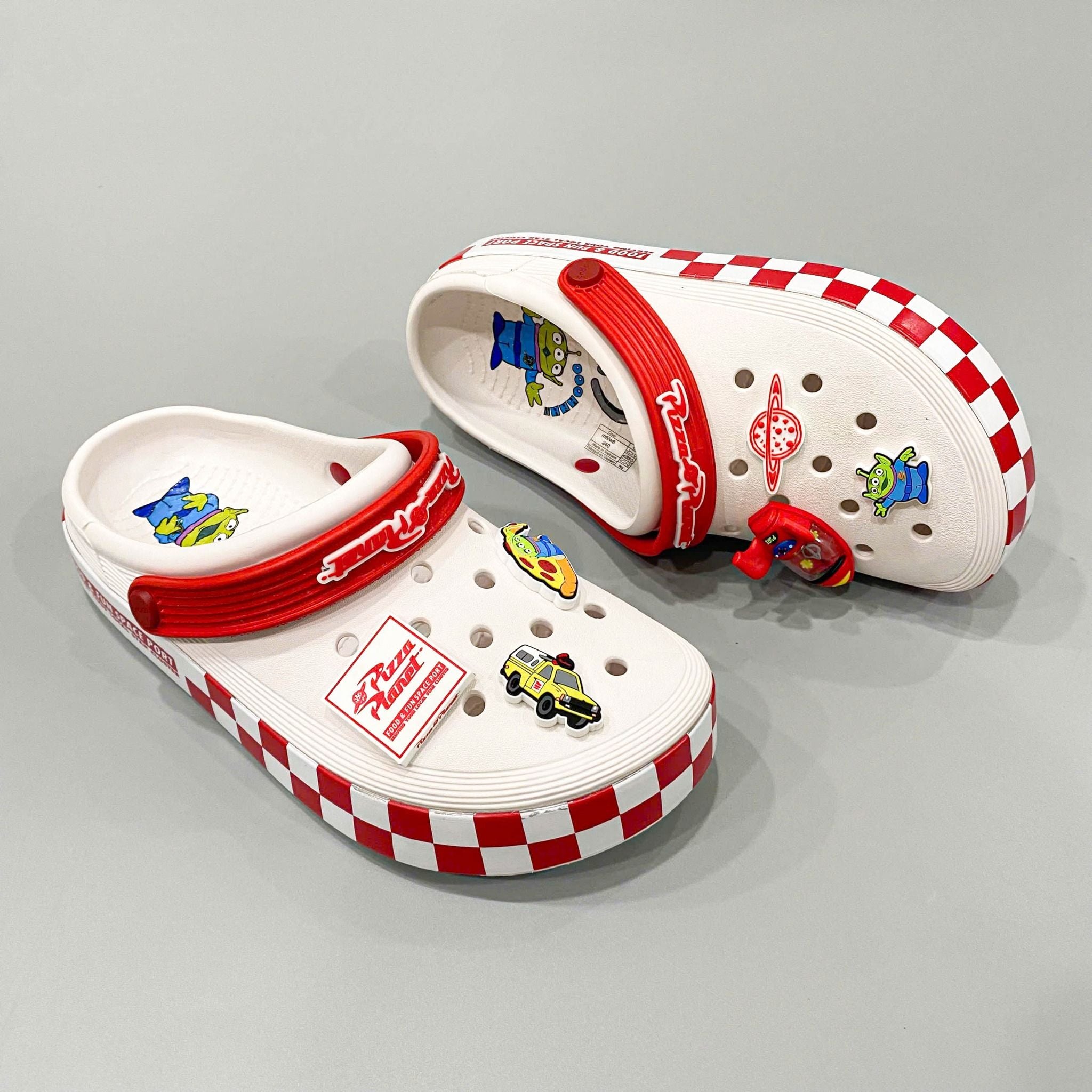  Dép sục Dinas Off Court Toy Story Pizza Planet nam nữ 