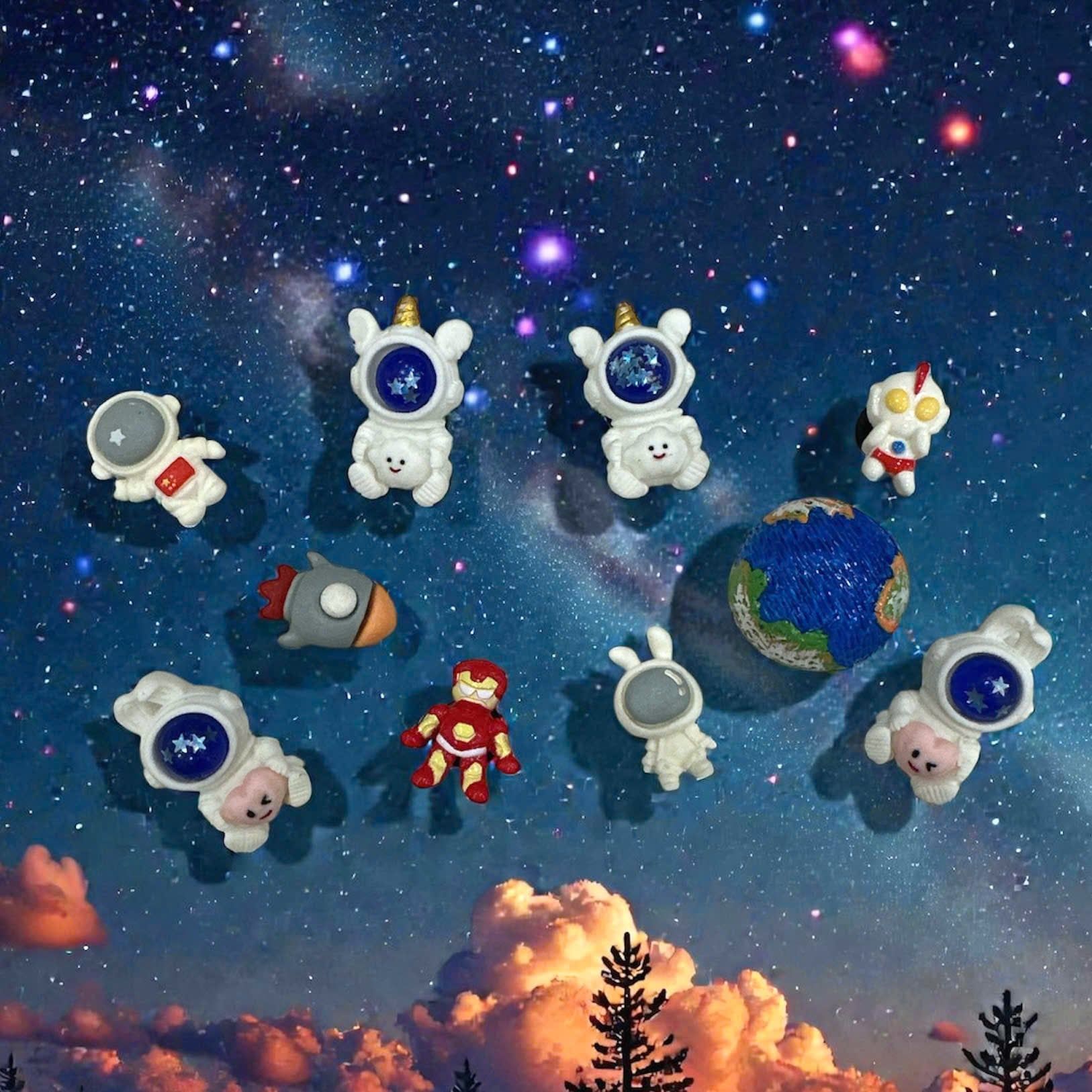  Jibbitz charms sticker 3D nhựa cứng phi hành gia, vũ trụ gắn trang trí dép sục cross 