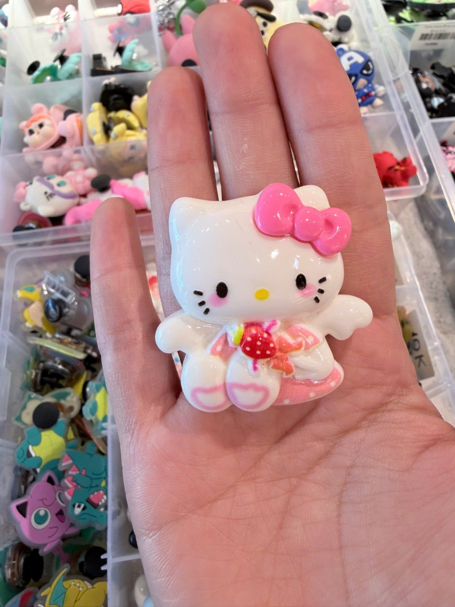  Jibbitz charms sticker 3D to Capybara, Pochaco, Sanrino, Kitty, Melody, Bọt Biển, Ếch 