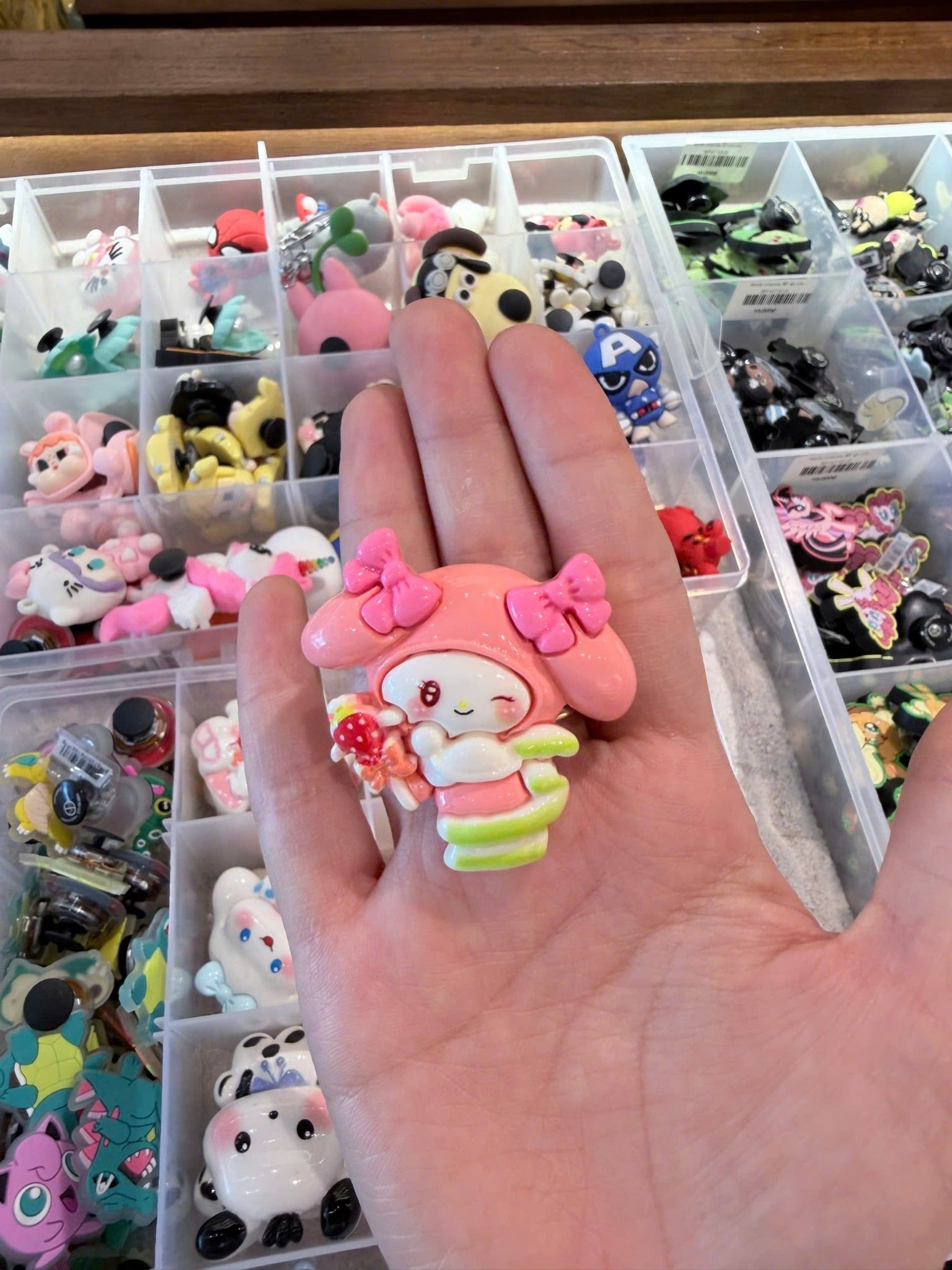  Jibbitz charms sticker 3D to Capybara, Pochaco, Sanrino, Kitty, Melody, Bọt Biển, Ếch 