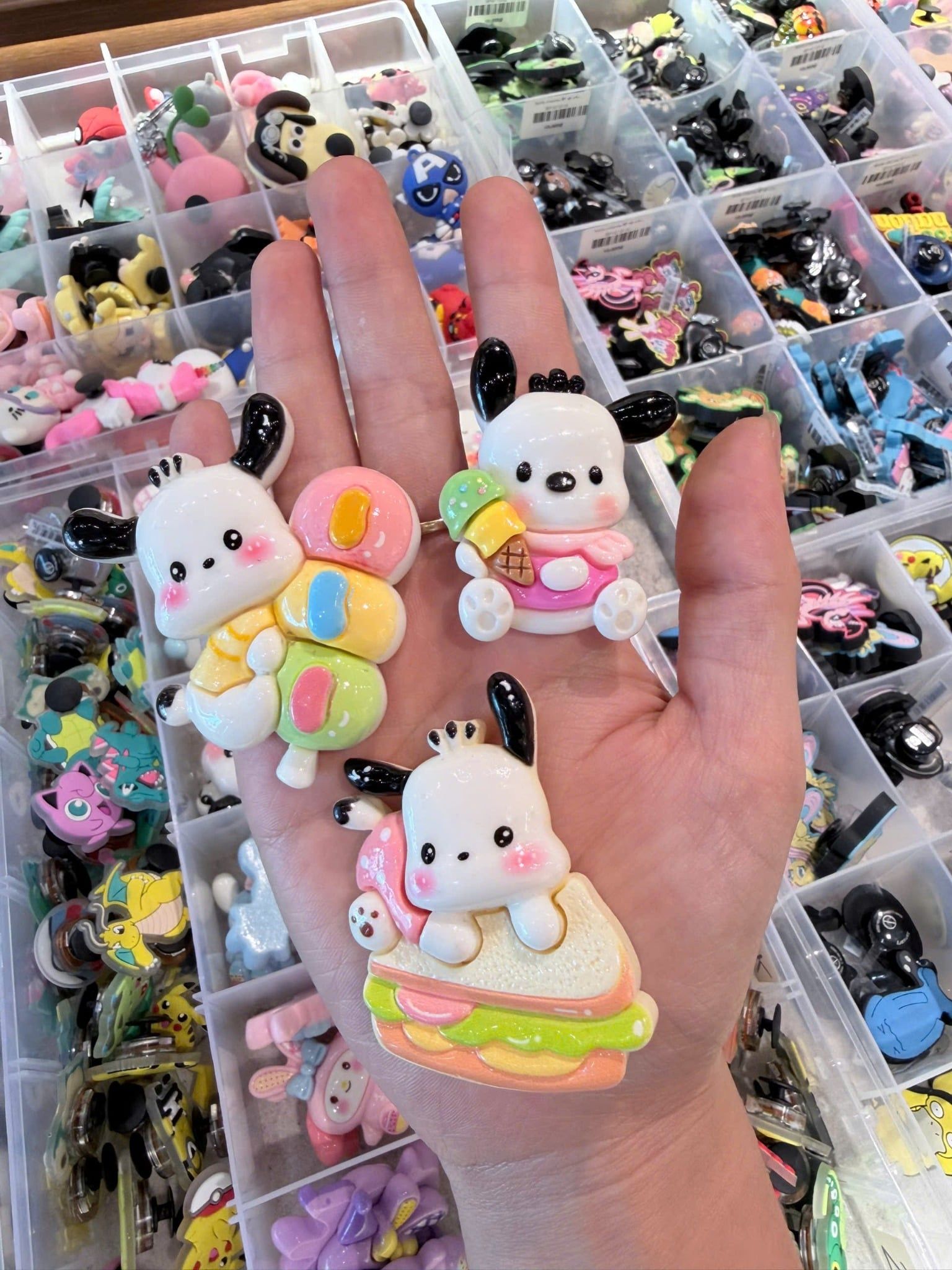  Jibbitz charms sticker 3D to Capybara, Pochaco, Sanrino, Kitty, Melody, Bọt Biển, Ếch 