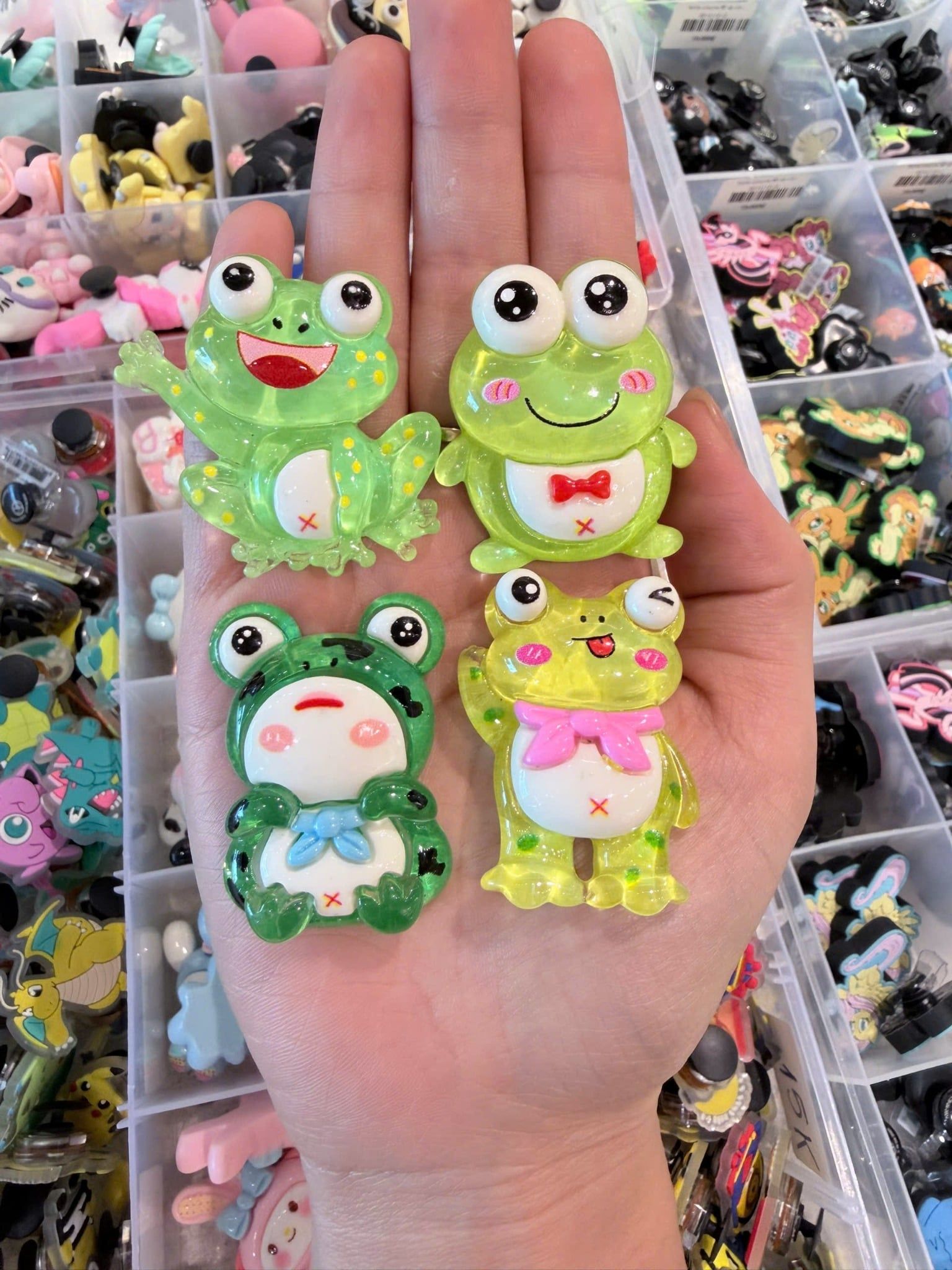  Jibbitz charms sticker 3D to Capybara, Pochaco, Sanrino, Kitty, Melody, Bọt Biển, Ếch 