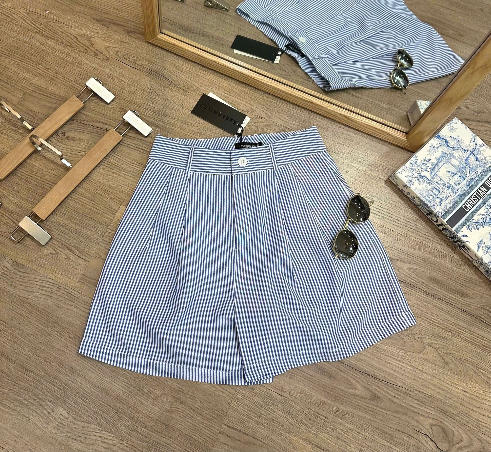  Quần Short lửng xanh kẻ trắng nữ 