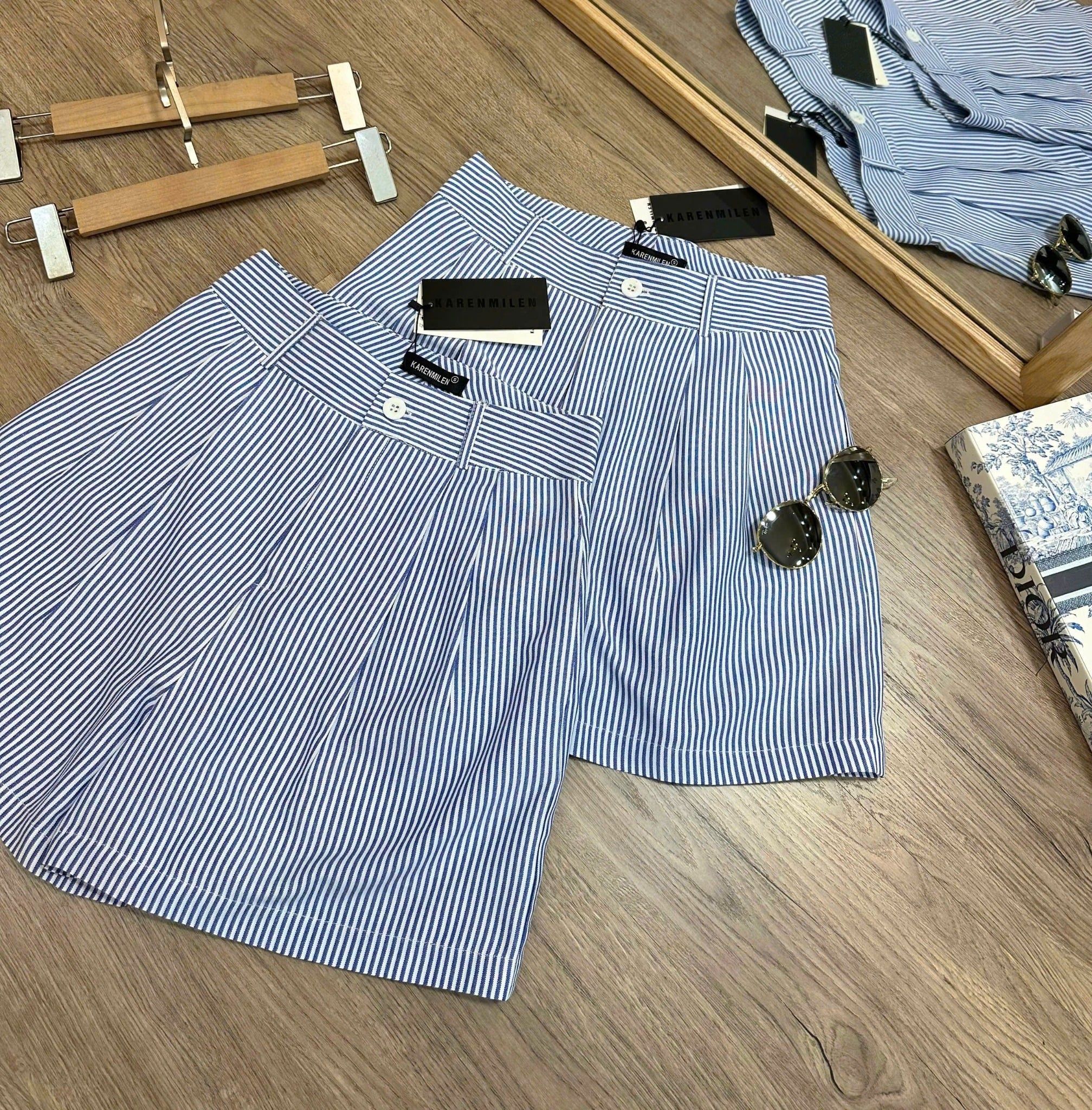  Quần Short lửng xanh kẻ trắng nữ 