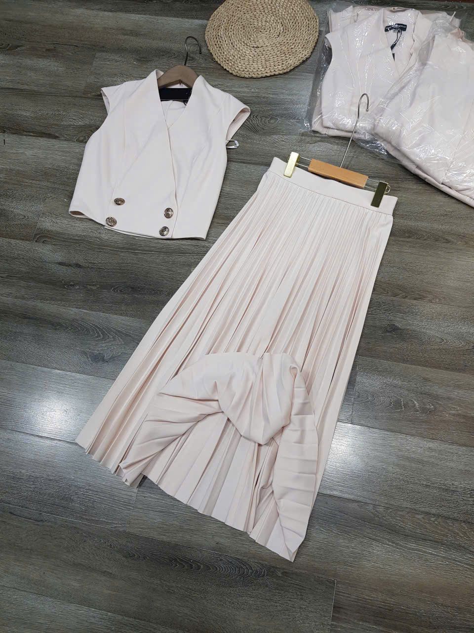  Set áo gile nữ, chân váy xếp li xịn 