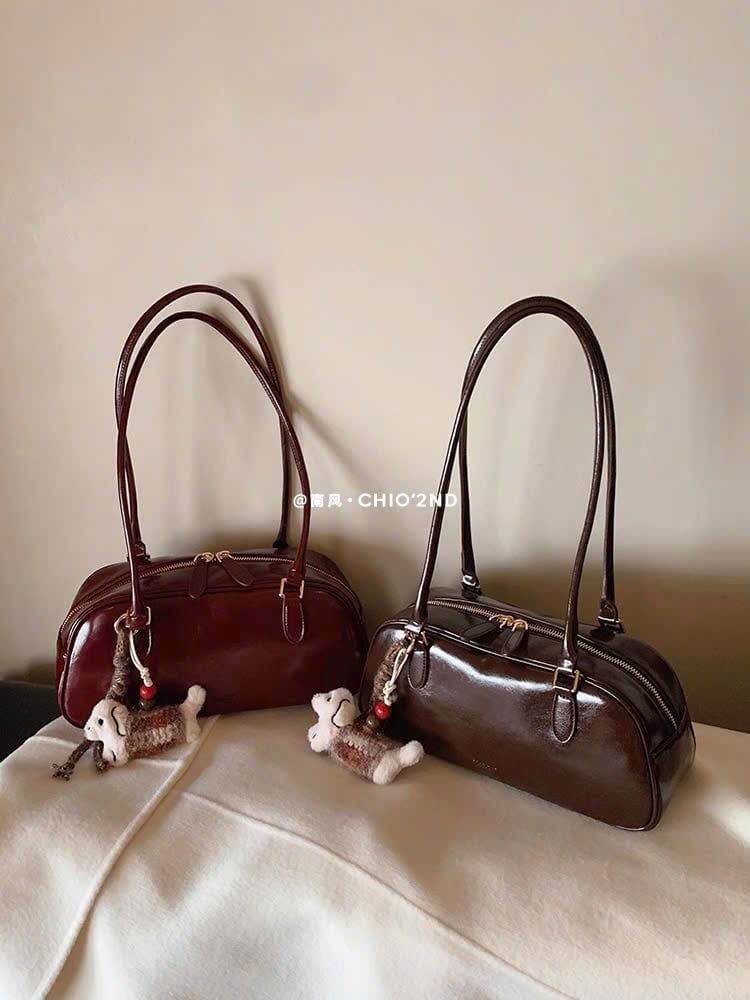  Túi Chio quai dài charm cún nâu nữ 