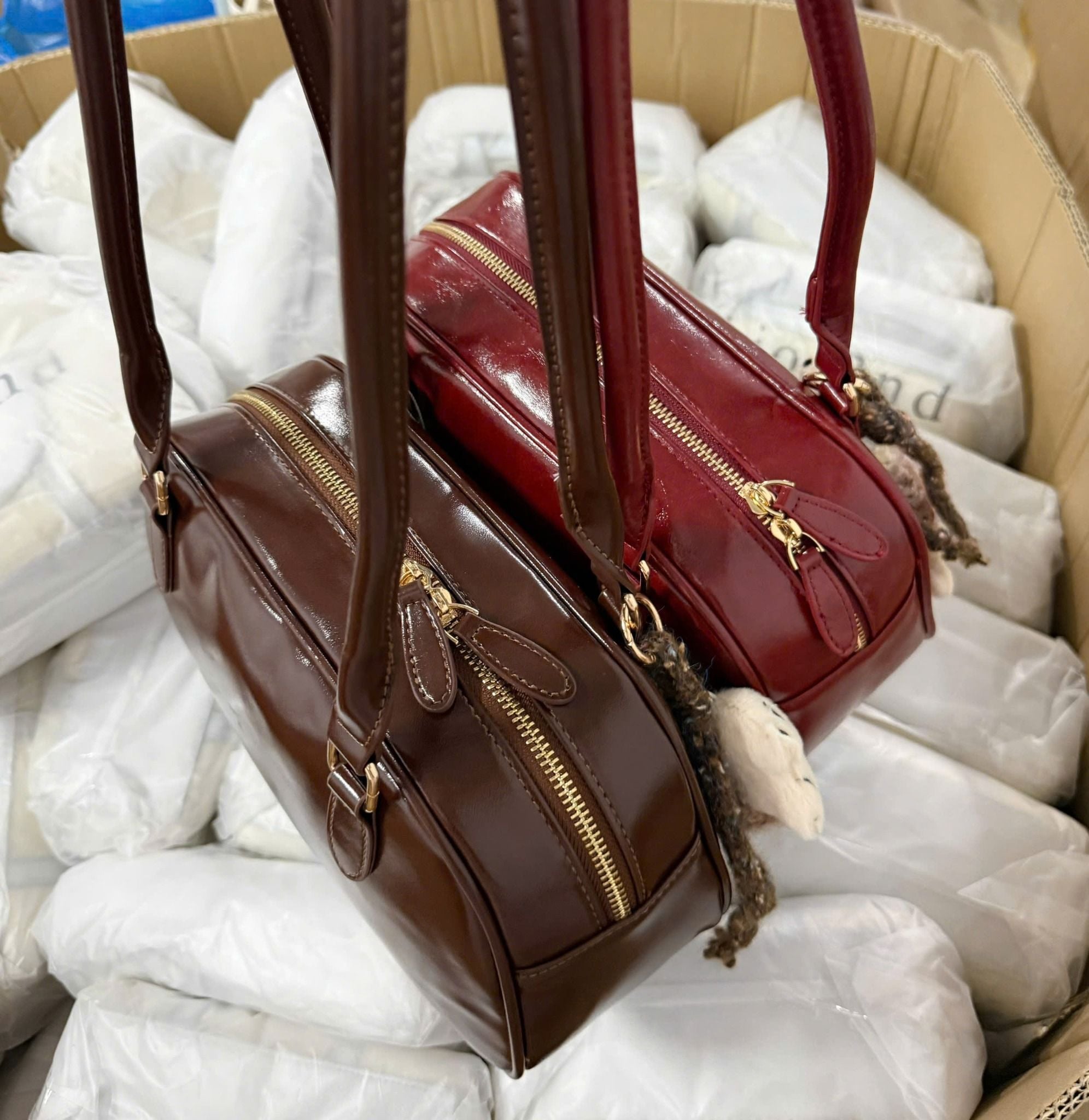  Túi Chio quai dài charm cún nâu nữ 