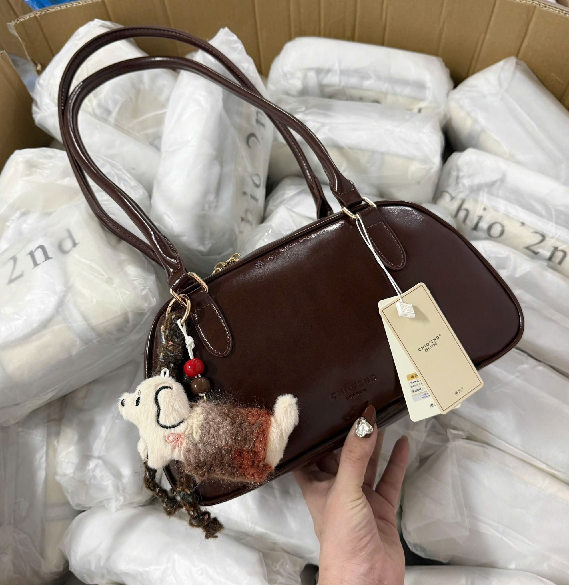  Túi Chio quai dài charm cún nâu nữ 