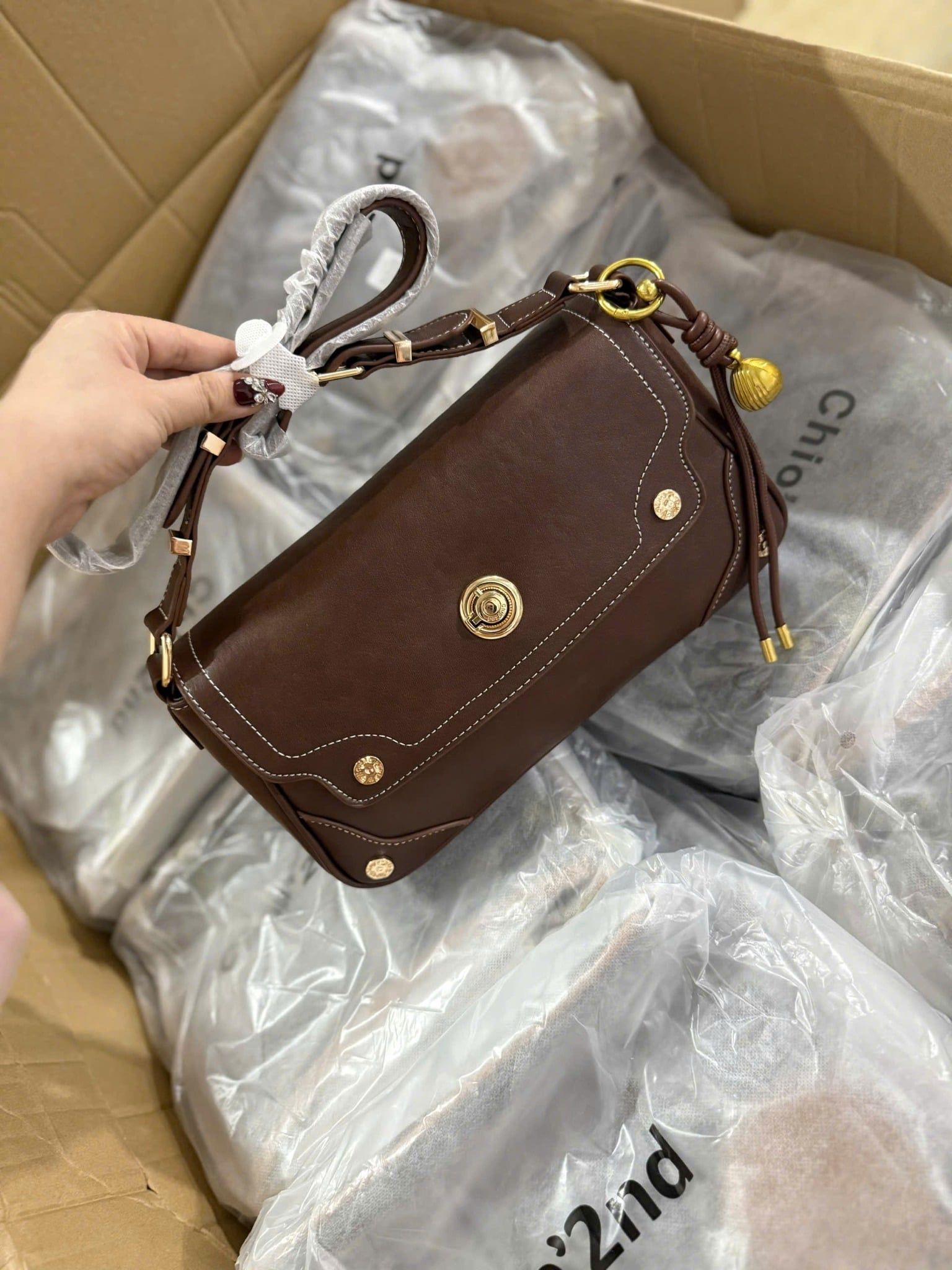  Túi Chio viền đinh nữ 