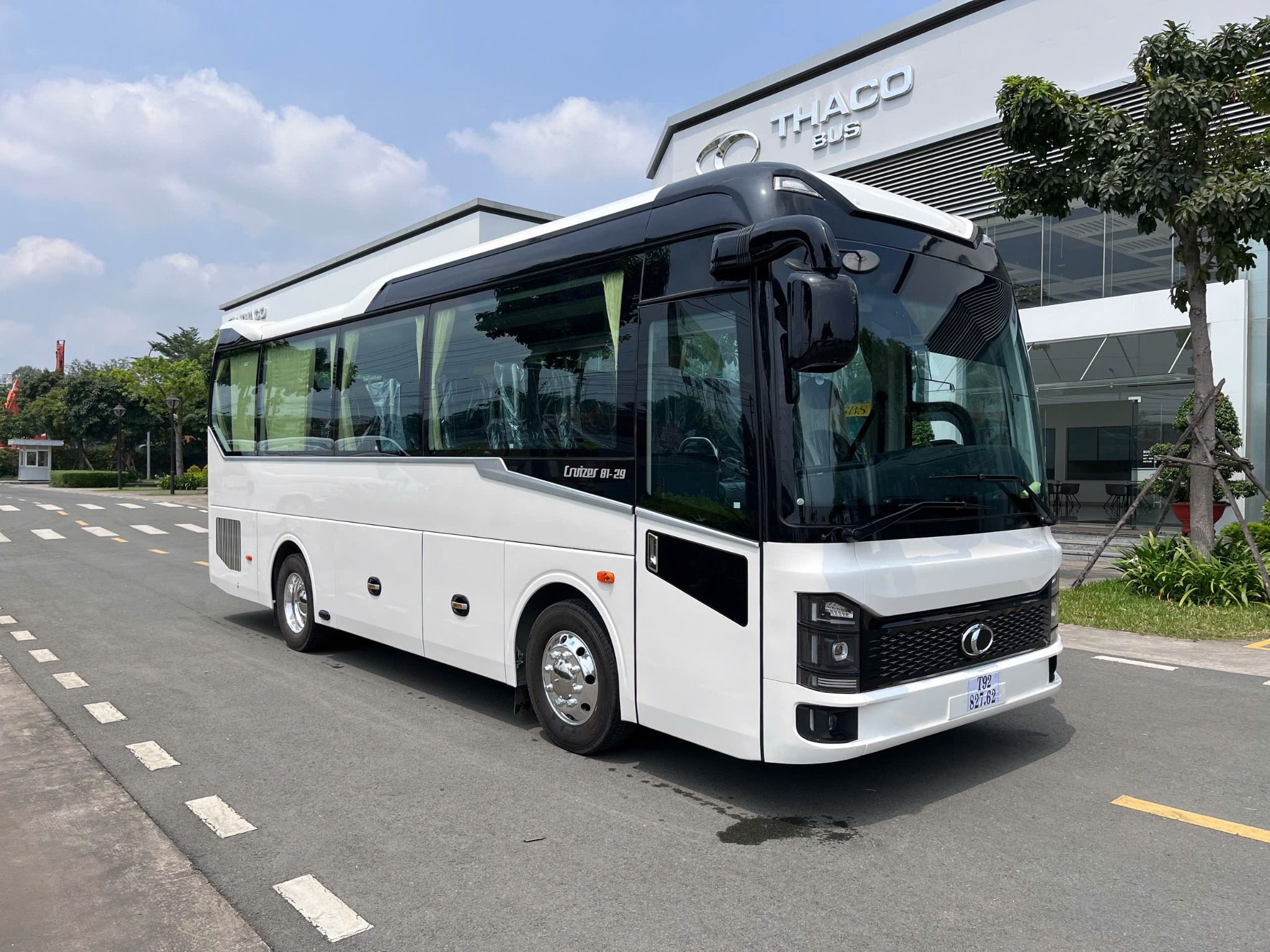 XE KHÁCH 29 CHỖ THACO CRUIZER 81S