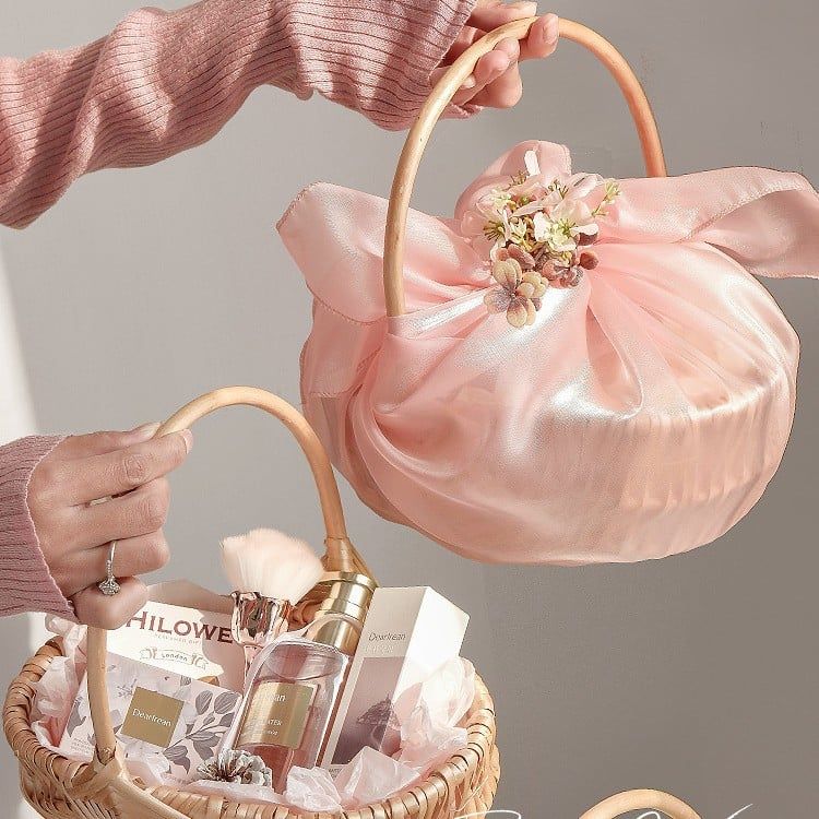  (ORDER)Giỏ quà xách tay nàng thơ kèm voan xinh xắn PK250018 