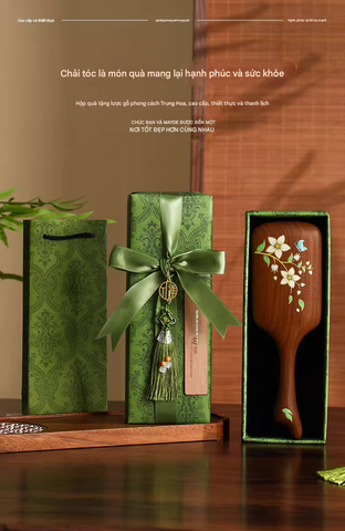  Lược massage đệm gỗ đàn hương – Hộp quà tặng cao cấp phong cách Trung Hoa PK250014 [HÀNG ORDER 5-7 NGÀY | ÁP DỤNG ĐƠN TỪ 2 TRIỆU | CÓ THỂ IN LOGO] 