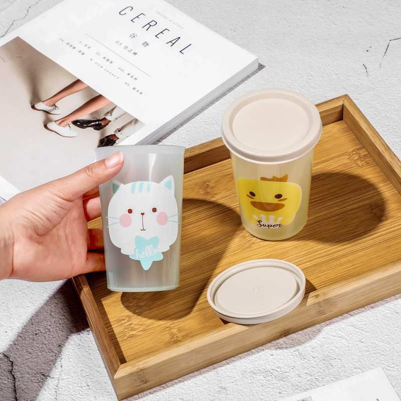  Dạ, câu ngắn gọn nhất:  **Cốc Nhựa Cầm Tay Họa Tiết Hoạt Hình Cho Bé [GIAO HÀNG 2-10 NGÀY | SỈ TỪ 2 TRIỆU | CÓ THỂ IN LOGO]** 