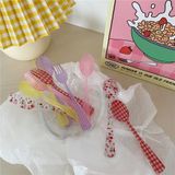  Bộ Dĩa, Thìa Tráng Miệng Họa Tiết Caro Phong Cách Pháp Cổ Điển - Đạo Cụ Chụp Ảnh Đồ Ăn Nữ Tính, Bán Buôn [GIAO HÀNG 2-10 NGÀY | SỈ TỪ 2 TRIỆU | CÓ THỂ IN LOGO] 