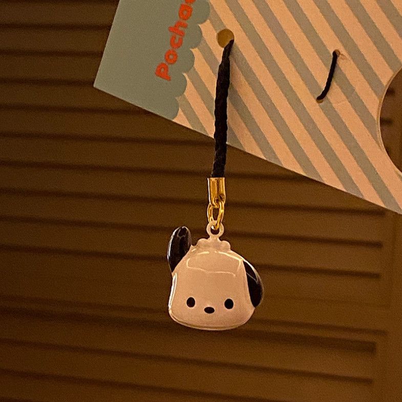  ```(ĐẶT TRƯỚC) Sách Nhỏ Đỏ Dễ Thương Kèm Chó Sanrio Pacha, Mặt Dây Chuyền & Túi Độc Đáo``` 