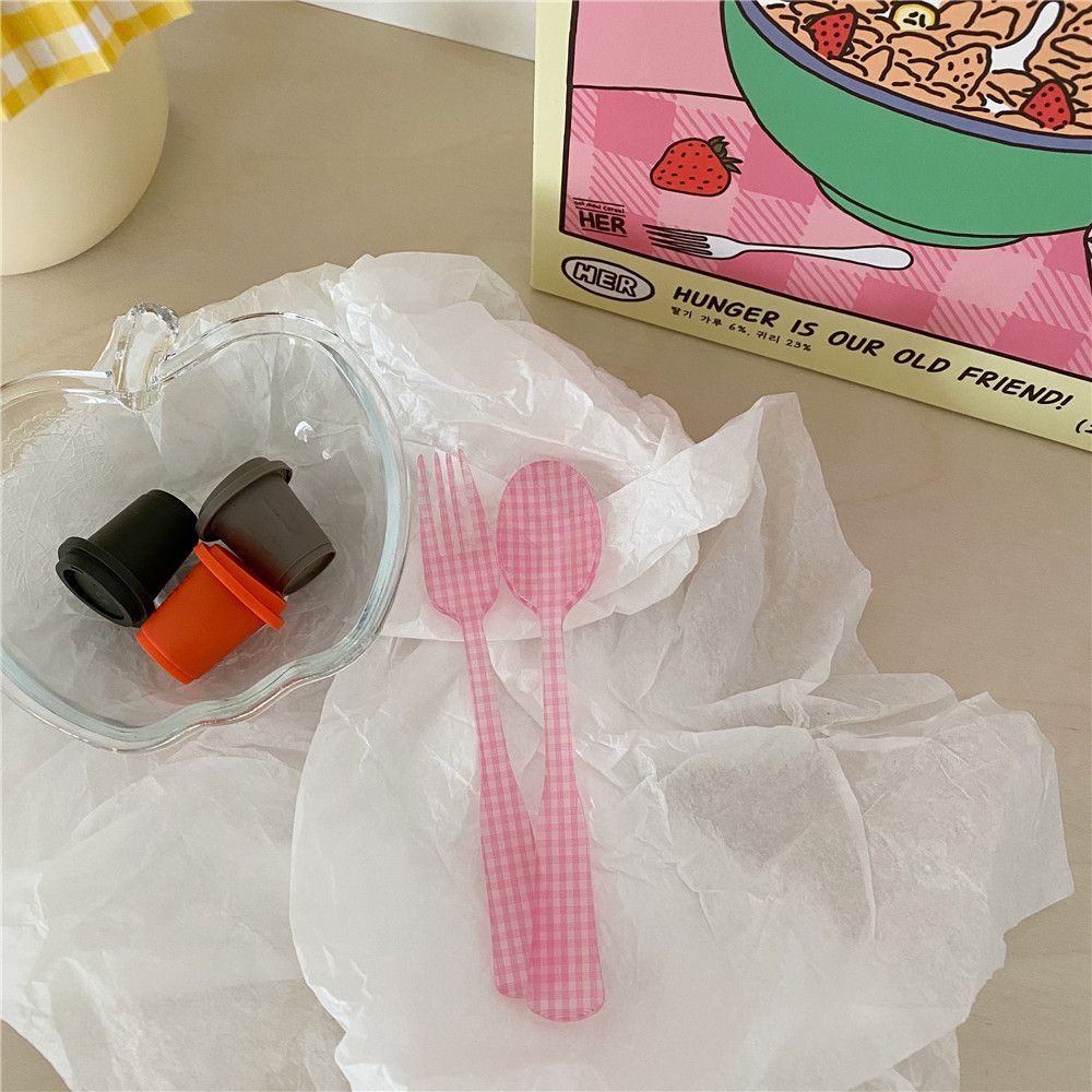  Bộ Dĩa, Thìa Tráng Miệng Họa Tiết Caro Phong Cách Pháp Cổ Điển - Đạo Cụ Chụp Ảnh Đồ Ăn Nữ Tính, Bán Buôn [GIAO HÀNG 2-10 NGÀY | SỈ TỪ 2 TRIỆU | CÓ THỂ IN LOGO] 