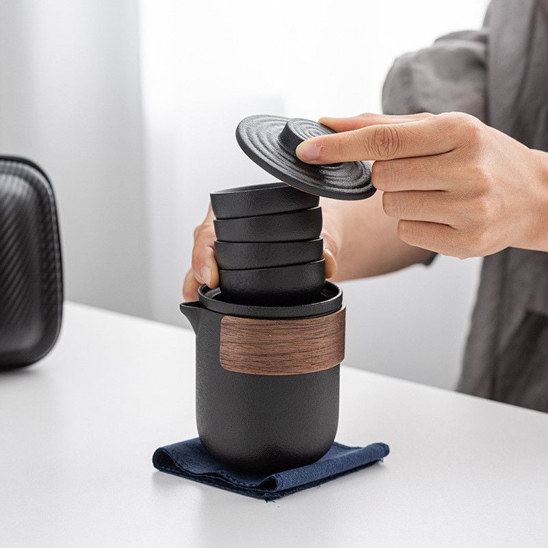  Bộ Ấm Trà Du Lịch Gốm Màu Đen - Set 1 Ấm 4 Chén Xách Tay, Dụng Cụ Trà Kung Fu, Quà Tặng Doanh Nghiệp, Văn Phòng [GIAO HÀNG 2-10 NGÀY | SỈ TỪ 2 TRIỆU | CÓ THỂ IN LOGO] 