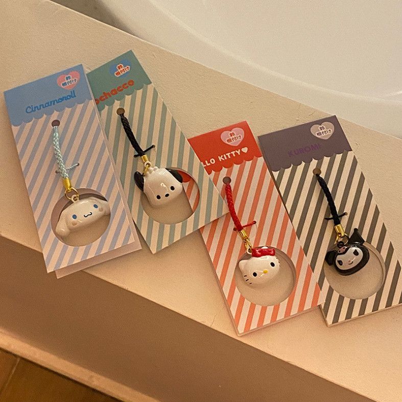  ```(ĐẶT TRƯỚC) Sách Nhỏ Đỏ Dễ Thương Kèm Chó Sanrio Pacha, Mặt Dây Chuyền & Túi Độc Đáo``` 