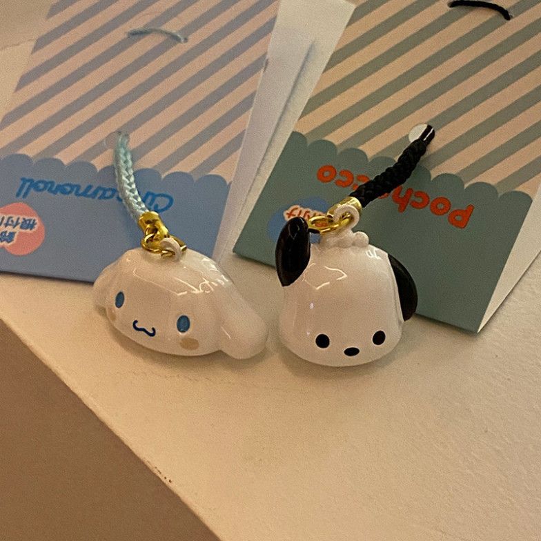  ```(ĐẶT TRƯỚC) Sách Nhỏ Đỏ Dễ Thương Kèm Chó Sanrio Pacha, Mặt Dây Chuyền & Túi Độc Đáo``` 