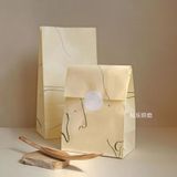  Túi giấy đế vuông chống dầu cho tiệm bánh bơ sừng bò 