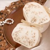  ```Hộp quà tự gấp màu đỏ sang trọng với ruy băng và quai cầm, lý tưởng cho kẹo cưới và quà cảm ơn Q1739``` 