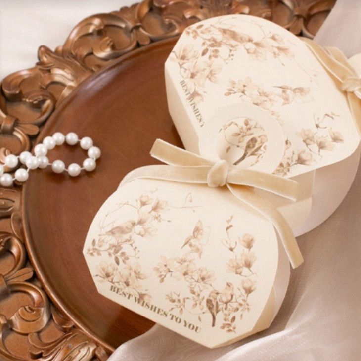  ```Hộp quà tự gấp màu đỏ sang trọng với ruy băng và quai cầm, lý tưởng cho kẹo cưới và quà cảm ơn Q1739``` 