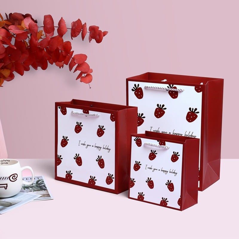  Combo 5 Túi giấy đựng quà dây quai dù họa tiết  trái dâu cực xinh Q581 24.5 X 9.5 X 19.5 CM 
