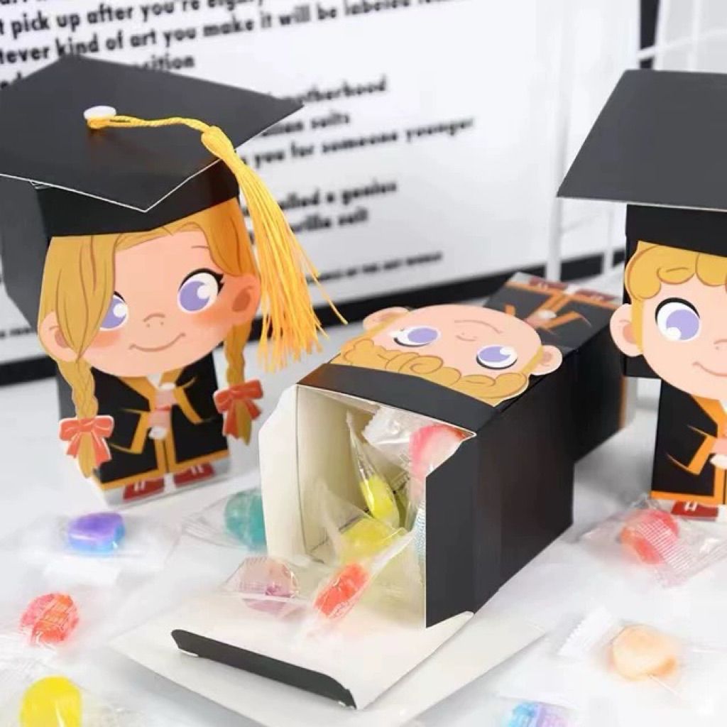  Q962 Hộp bánh ngọt, hộp kẹo , hôp quà tặng cầm tay mũ cử nhân ba chiều 