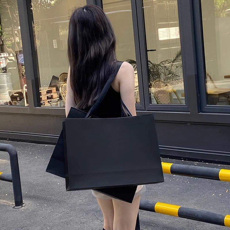  Túi Giấy Đeo Vai Màu Đen Dày Dặn - Túi Đóng Gói Quà Tặng Cửa Hàng Quần Áo, Bán Buôn Xuất Khẩu, Có Thể Dập Nóng Logo [GIAO HÀNG 2-10 NGÀY | SỈ TỪ 2 TRIỆU | CÓ THỂ IN LOGO] 