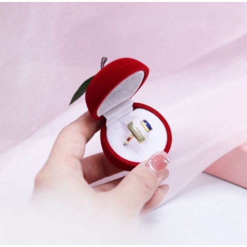  ```Hộp đựng nhẫn và trang sức quả dâu đỏ, phong cách sang trọng Q1305 (ClassyZ)``` 